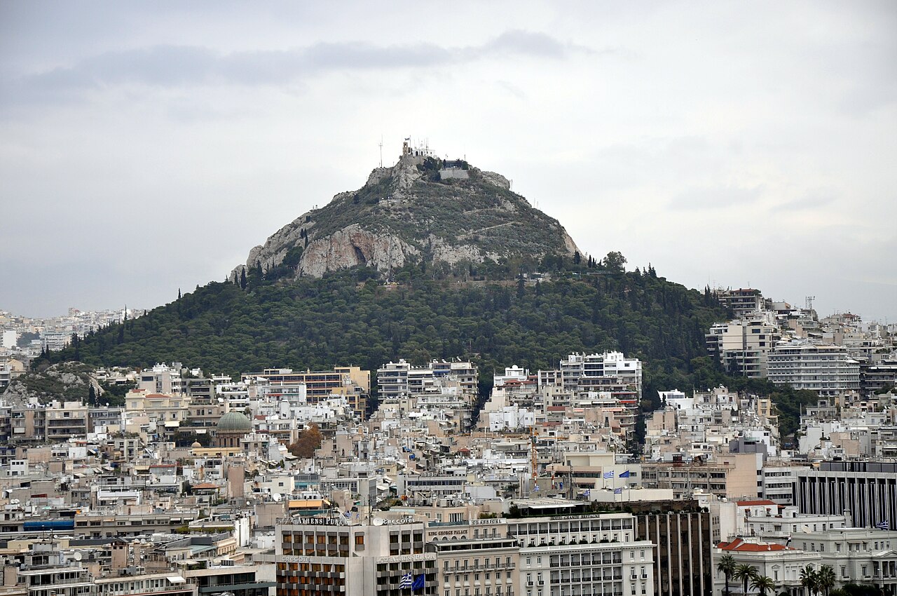 Escort Κολωνάκι – ο Λυκαβηττός πάνω από τις πολυκατοικίες του Κολωνακίου