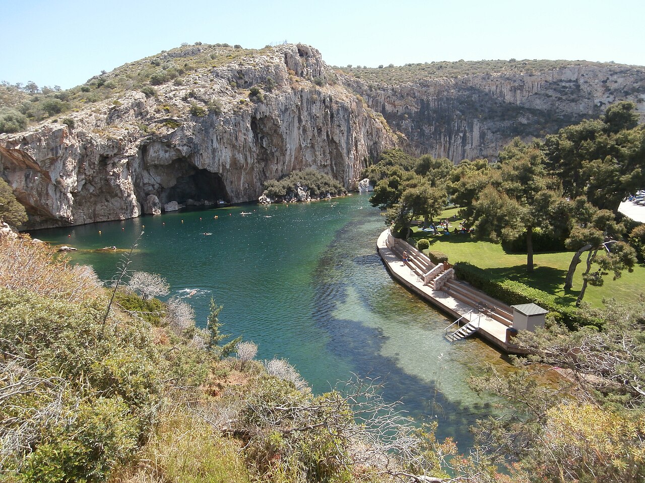 Escort Βουλιαγμένη – η λίμνη Βουλιαγμένης με τα βράχια και τα τιρκουάζ νερά της