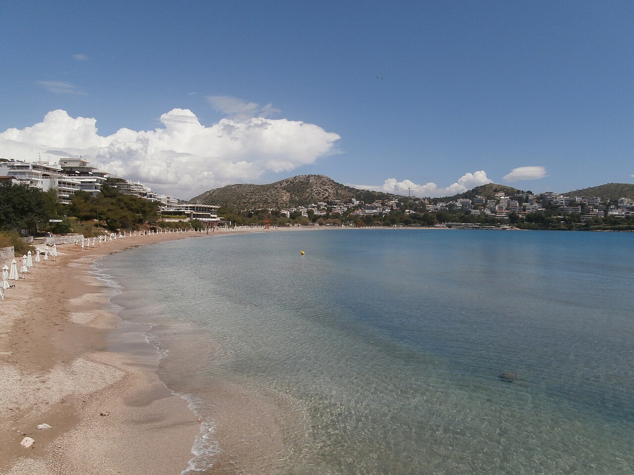 Συνοδός Βουλιαγμένη – η παραλία της Βουλιαγμένης με την αμμουδιά και τον κόλπο
